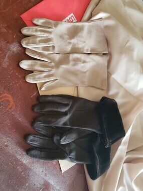 2 PAIR LOT OF VINTAGE BEIGE AND BROWN FUR TRIMMED DESIGNER GLOVES